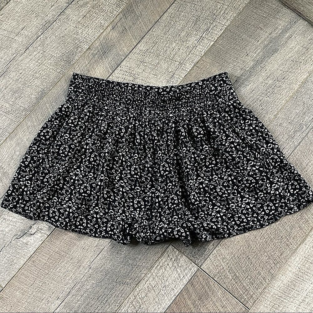 American Eagle Outfitters Black and White Skort/Shorts. Size Medium.